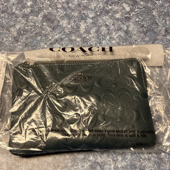 Coach Q/B Forest leather wristlet. NWT - Picture 5 of 6